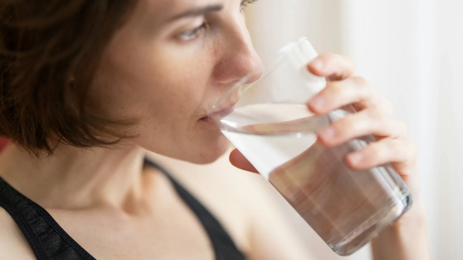 Какую воду пить в разных случаях: каждый день, в жару, к еде, для кофе и детям
